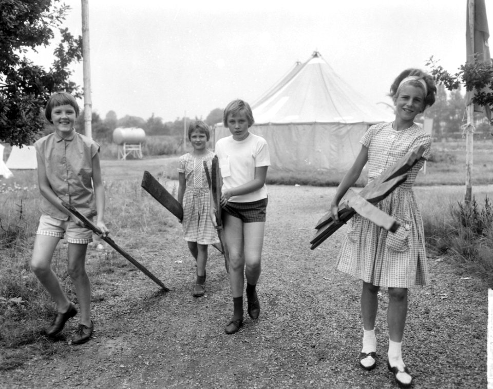 Lagere scholen in Hilversum begonnen met de bouw jongens meisjesstad, de meisjes, Bestanddeelnr 916-6885