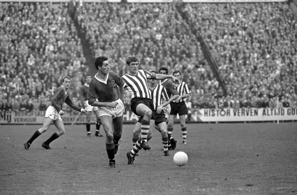 Lambert Maassen (ADO) in duel met Hans Eijkenbroek (Sparta), Bestanddeelnr 919-6895