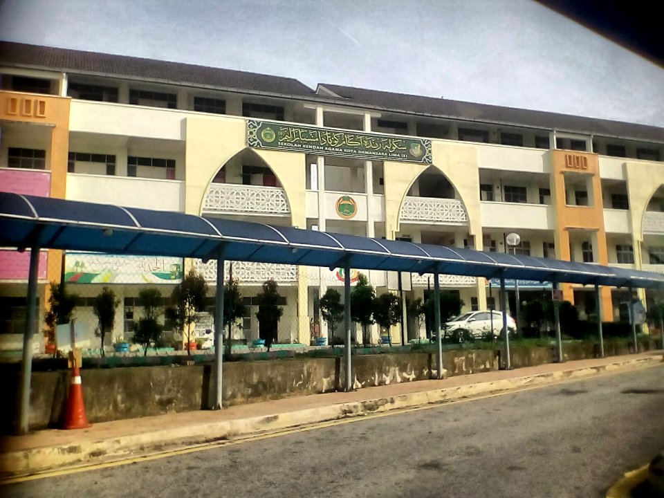 Laluan penjalan kaki di Sekolah Rendah Agama Kota Damansara 5