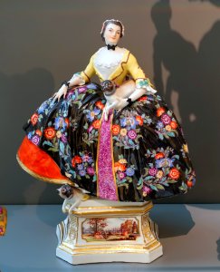 Lady of the Order of the Pug, Johann Joachim Kaendler, Meissen Porcelain Factory, c. 1744, hard-paste porcelain - Wadsworth Atheneum - Hartford, CT - DSC05293