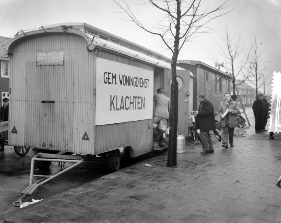 Laatste voorbereiding terugkeer bewoners Oostzaan, klachtenbureau in woonwagen, Bestanddeelnr 910-9809