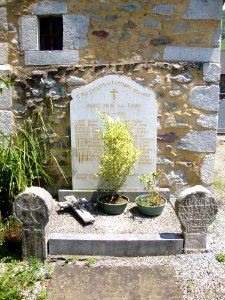 Laguinge (Laguinge-Restoue, Pyr-Atl, Fr) monument aux morts avec stèles basques