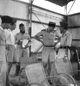 Lahat bij Palembang In een hangar op het vliegveld te Lahat werden besprekingen, Bestanddeelnr 12793