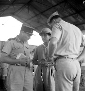Lahat bij Palembang In een hangar op het vliegveld te Lahat werden besprekingen, Bestanddeelnr 12794