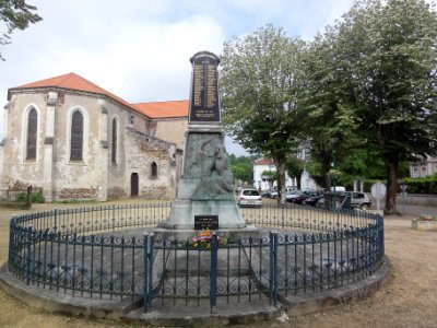 Labouheyre (Landes) Monument aux morts
