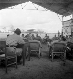 Lahat bij Palembang In een hangar op het vliegveld te Lahat werden besprekingen, Bestanddeelnr 12799