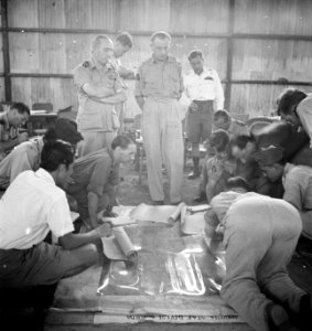Lahat bij Palembang In een hangar op het vliegveld te Lahat werden besprekingen, Bestanddeelnr 12797