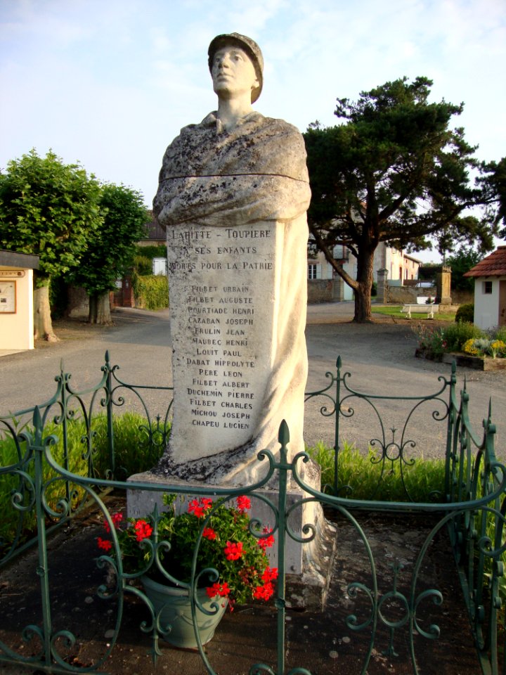 Lahitte-Toupière (Hautes-Pyr, Fr Monument aux morts