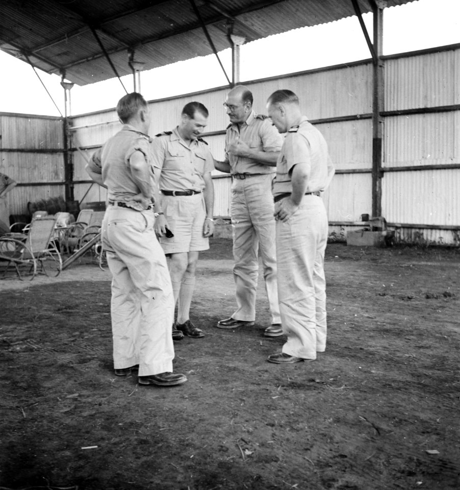 Lahat bij Palembang In een hangar op het vliegveld te Lahat werden besprekingen, Bestanddeelnr 12790