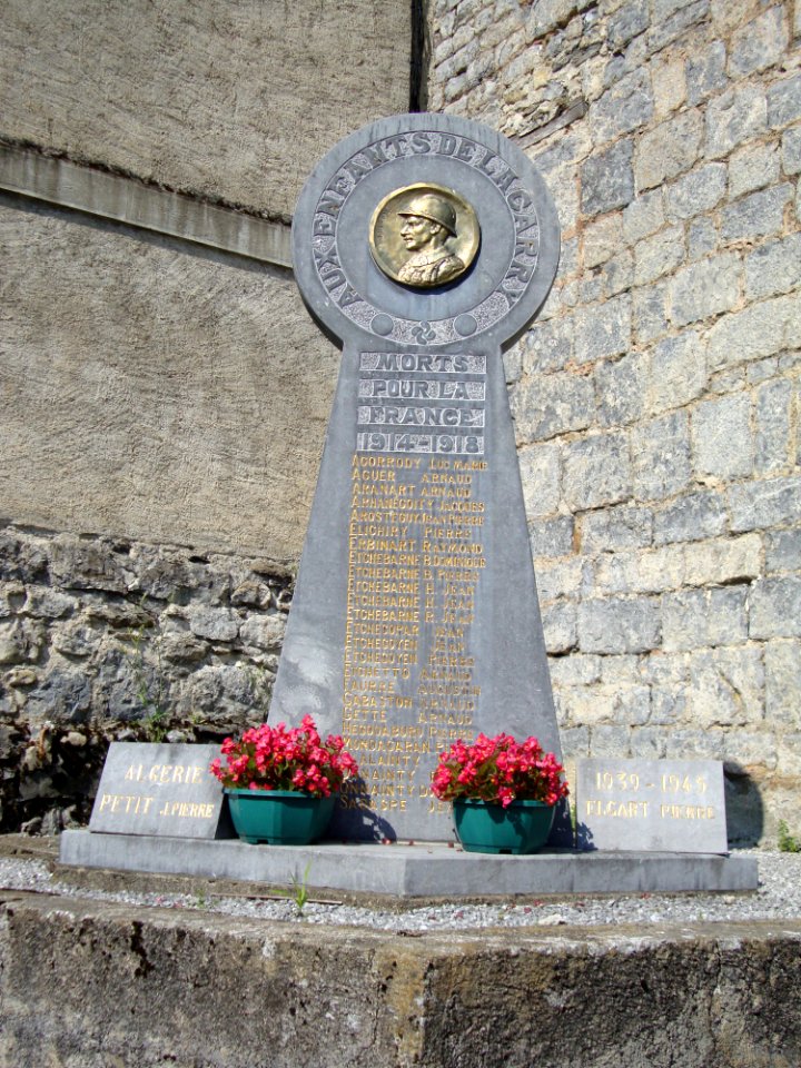 Lacarry (Lacarry e.a. Pyr-Atl, Fr) monument aux morts en forme de stele basque