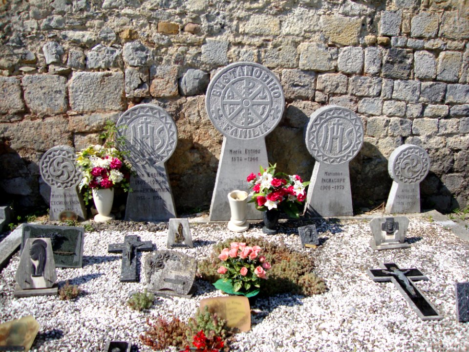 Lacarry (Lacarry e.a. Pyr-Atl, Fr) quintet de steles basques sur une tombe familiale