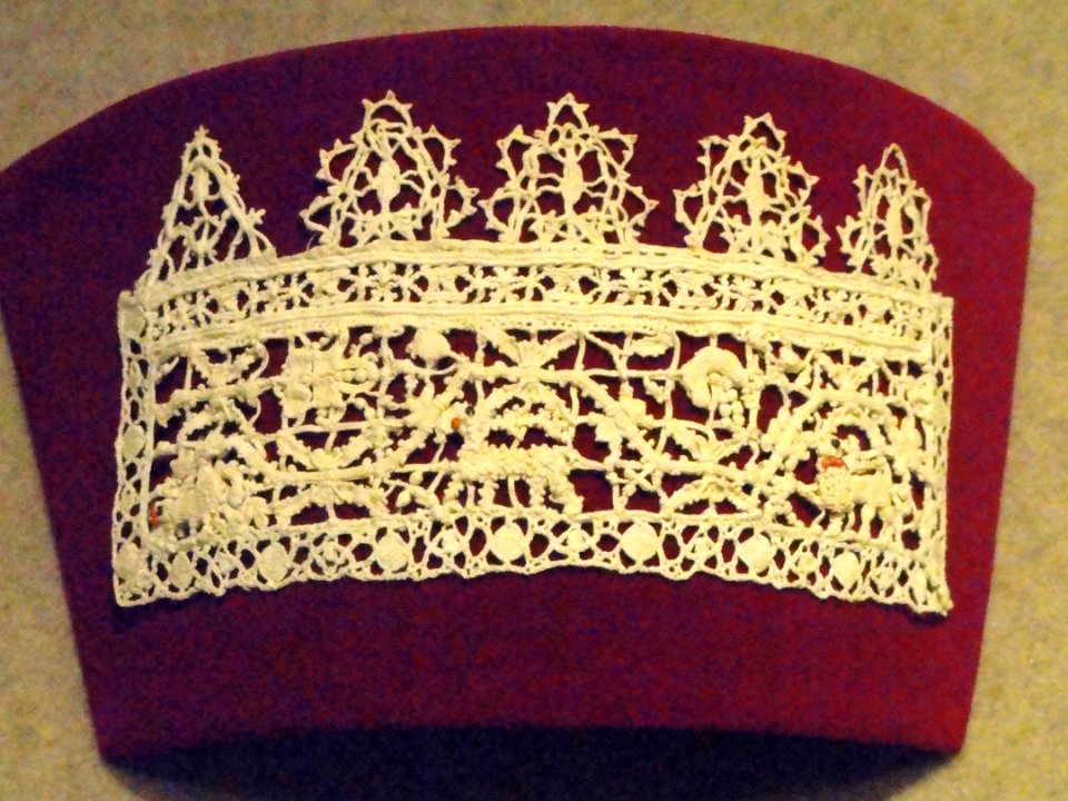 Lace cuff depicting animals, Italy, 1566-1599, linen, reticella, glass beads - Patricia Harris Gallery of Textiles & Costume, Royal Ontario Museum - DSC09370