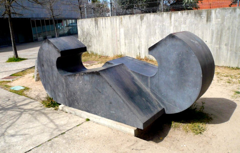 Laguna de Duero - Escultura junto a la Casa de las Artes