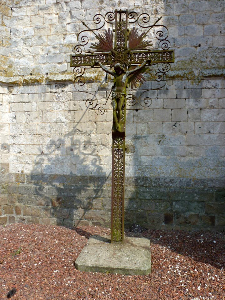 Laires (Pas-de-Calais) Laires (Pas-de-Calais) église Saint-Martin croix à l'éxtérieur