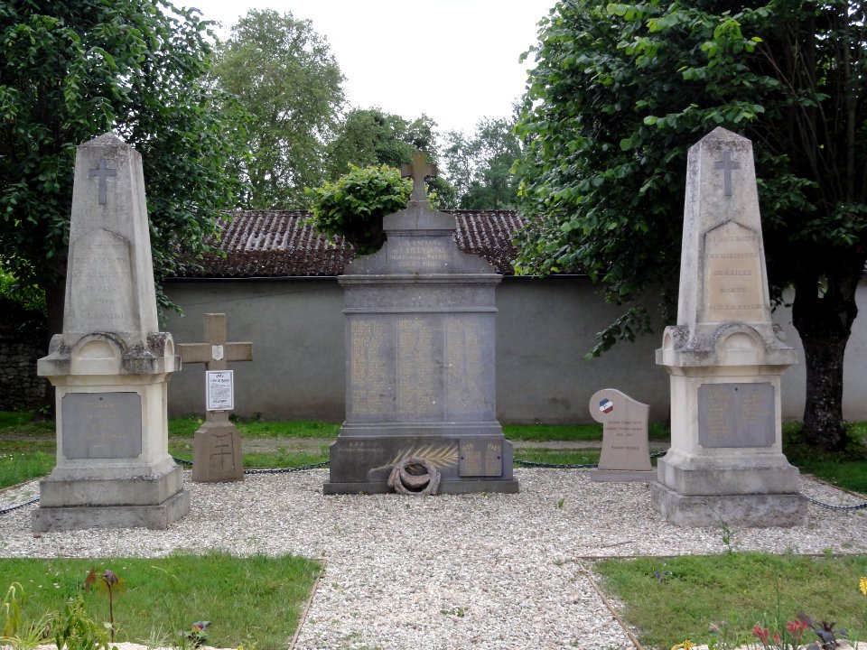 Lailly-en-Val (Loiret) Monument aux morts