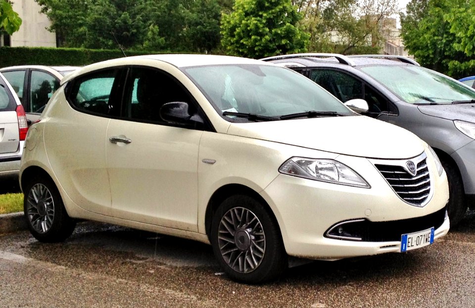 Lancia Ypsilon 846 1.2 white