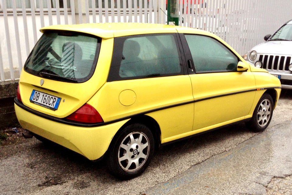 Lancia Y 1.4 12V rear
