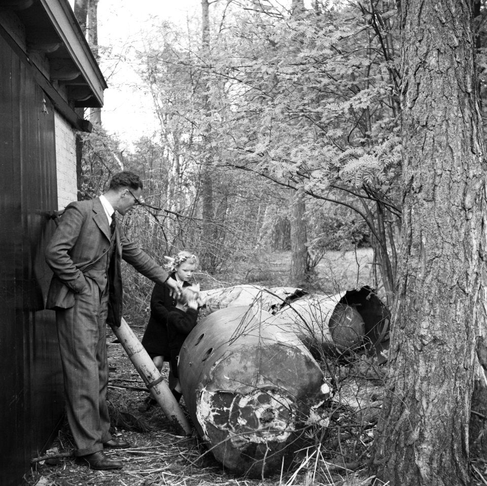 Lanceerinstallatie van Duitse V-1 raketten bij Almelo (Paradijsbos). Man met twe, Bestanddeelnr 900-2489