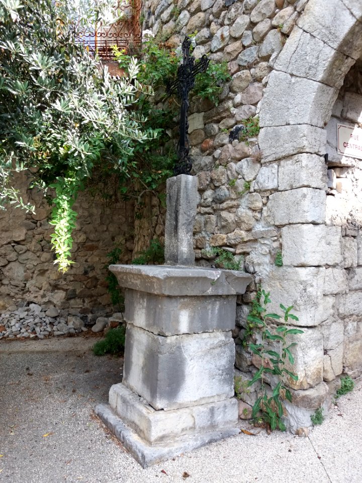 Lanas - Croix à l'entrée du vieux village