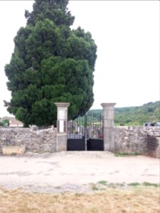 Lanas - Cimetière - Entrée