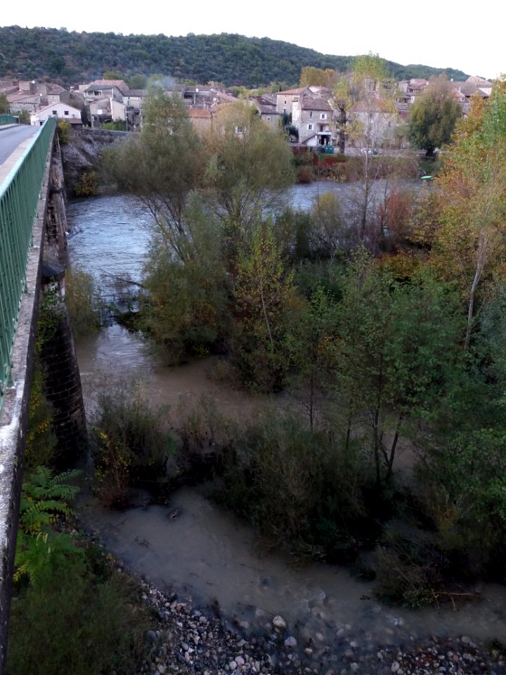 Lanas - Confluence de l'Ardèche et de l'Auzon, côté nord du pont