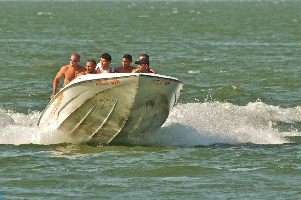 Lancheros en el lago de maracaibo