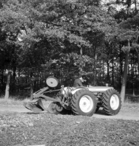 Landbouwmachines, werktuigen, arbeiders, bomen, ploegen, Tractors, Bestanddeelnr 253-4928