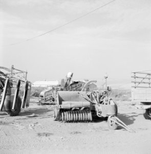 Landbouwmachines, vermoedelijk voor de katoenoogst, Bestanddeelnr 255-2930