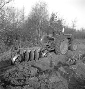 Landbouwmachines, werktuigen, arbeiders, Tractors, Bestanddeelnr 251-8042