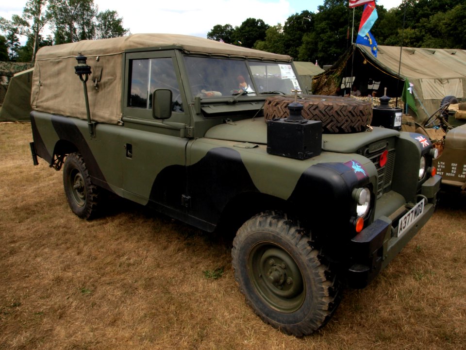 Land Rover, licence registration 'A377MDD'