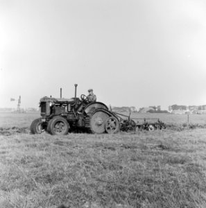 Landbouwmachines, werktuigen, arbeiders, Bestanddeelnr 251-3255 photo