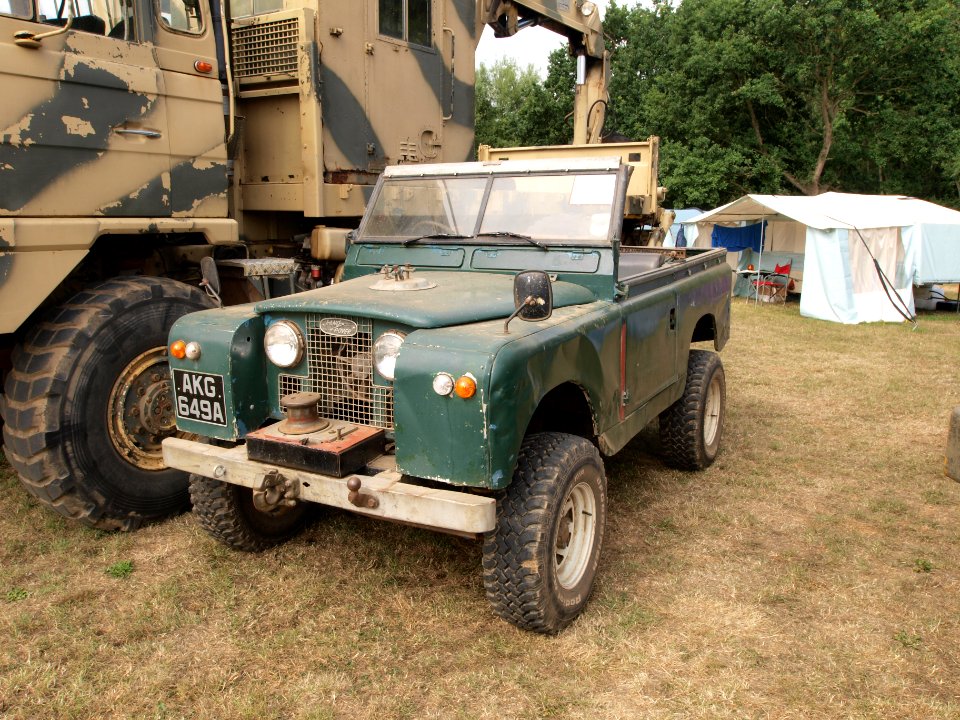 Land Rover, licence registration 'AKG 649A'