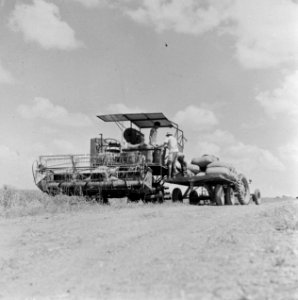 Landbouwmachines, werktuigen, arbeiders, Bestanddeelnr 250-8326