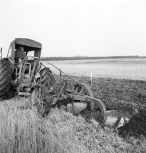 Landbouwmachines, werktuigen, arbeiders, grondbewerking, Tractors, Bestanddeelnr 253-4313