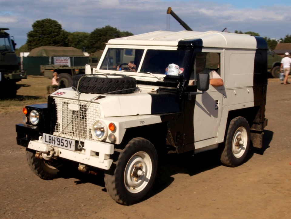 Land Rover, licence registration 'LBH 953Y' pic1