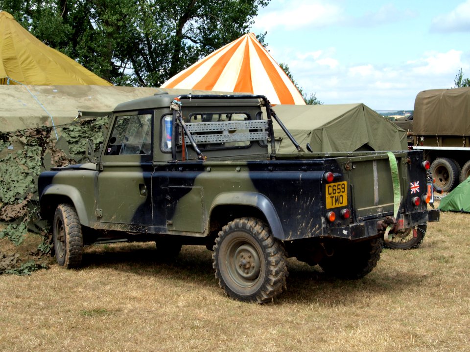 Land Rover, licence registration 'C659 TMO'