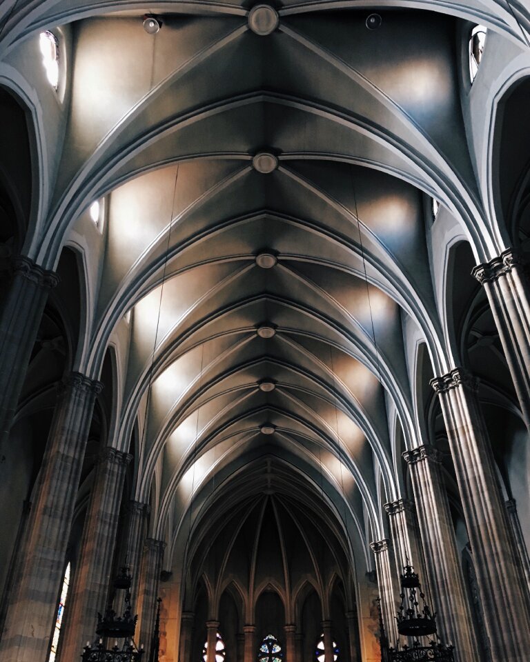 Building cathedral ceiling photo