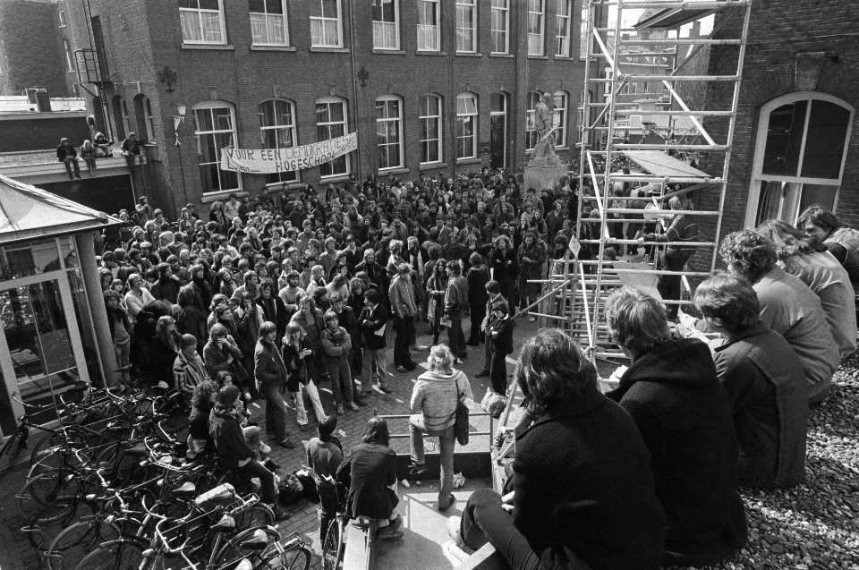 Landbouw Hogeschool in Wageningen bezet grote drukte voor het bezette gebouw, Bestanddeelnr 930-7446
