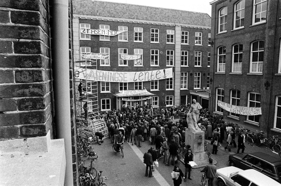 Landbouw Hogeschool in Wageningen bezet grote drukte voor het bezette gebouw, Bestanddeelnr 930-7447