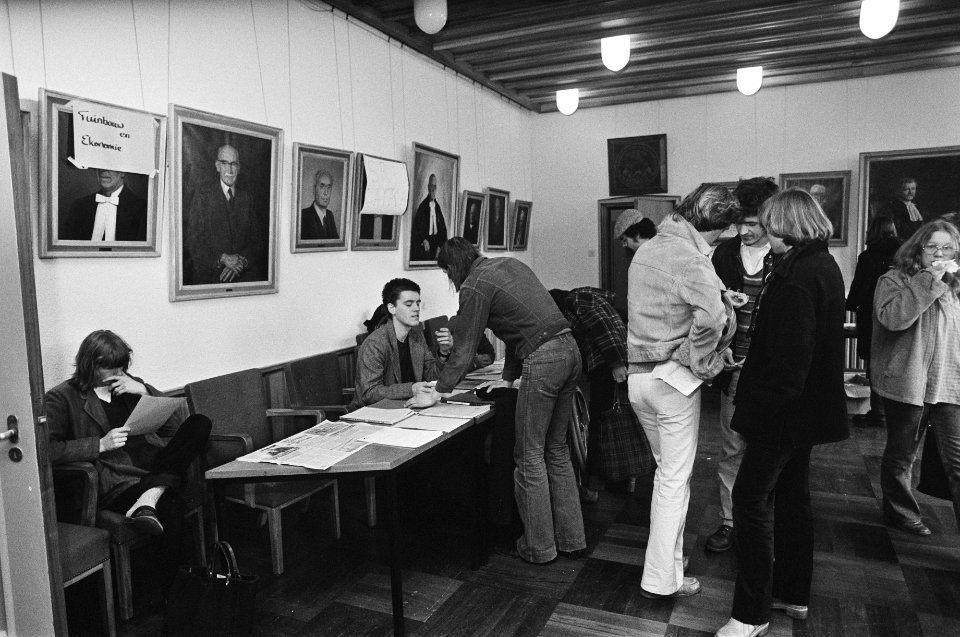 Landbouw Hogeschool in Wageningen bezet in het bezette gebouw, Bestanddeelnr 930-7448