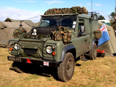 Land Rover, licence registration 'H906 FPX'