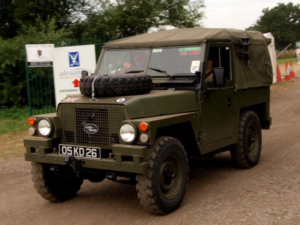 Land Rover, licence registration '05 KD 26'