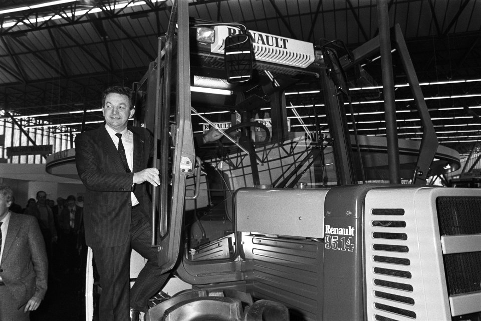 Landbouw RAI 1984 geopend minister Braks in een trekker tijdens de rondgang, Bestanddeelnr 932-8407