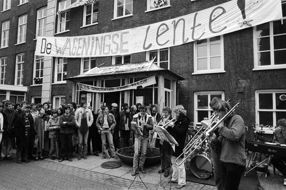 Landbouw Hogeschool in Wageningen bezet met schoolband, Bestanddeelnr 930-7445