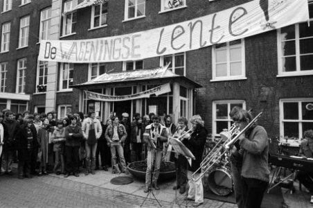 Landbouw Hogeschool in Wageningen bezet met schoolband, Bestanddeelnr 930-7445