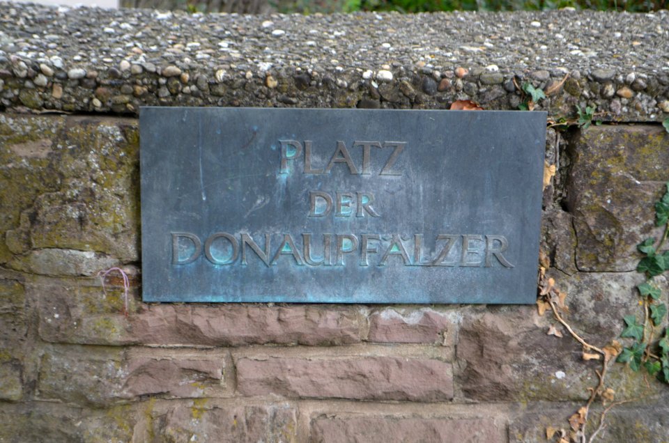 Landau, Platz der Donaupfälzer, Tafel
