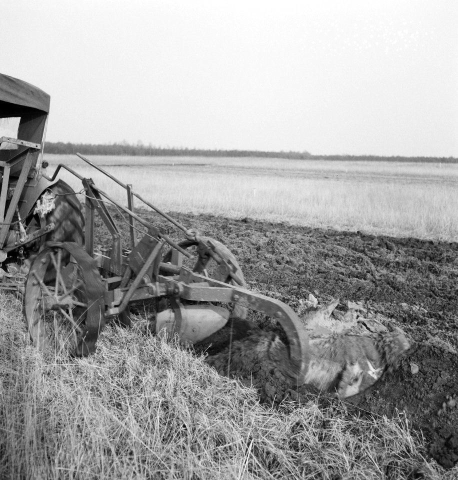 Landbouwmachines, werktuigen, arbeiders, grondbewerking, ploegen, Tractors, Bestanddeelnr 253-4314