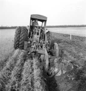 Landbouwmachines, werktuigen, arbeiders, grondbewerking, ploegen, Tractors, Bestanddeelnr 253-4315