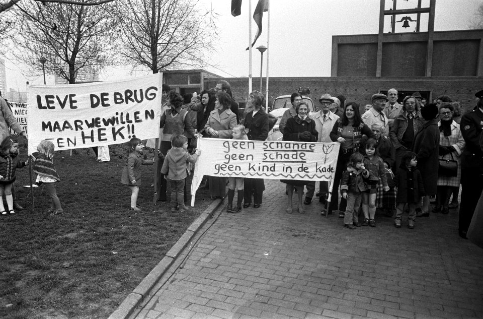 Lammers opent 1000e brug in Amsterdam demonstranten op de brug, Bestanddeelnr 927-1018
