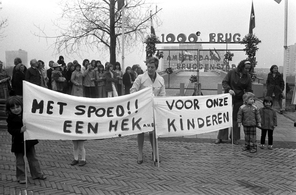 Lammers opent 1000e brug in Amsterdam kinderen met spandoeken bij 1000e brug, Bestanddeelnr 927-1016